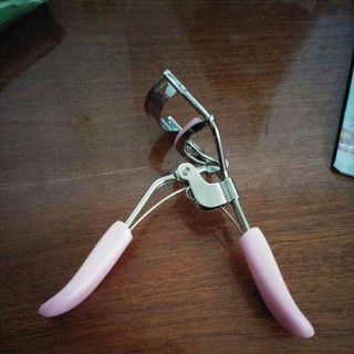 Dụng cụ uốn mi cong có đệm KM16