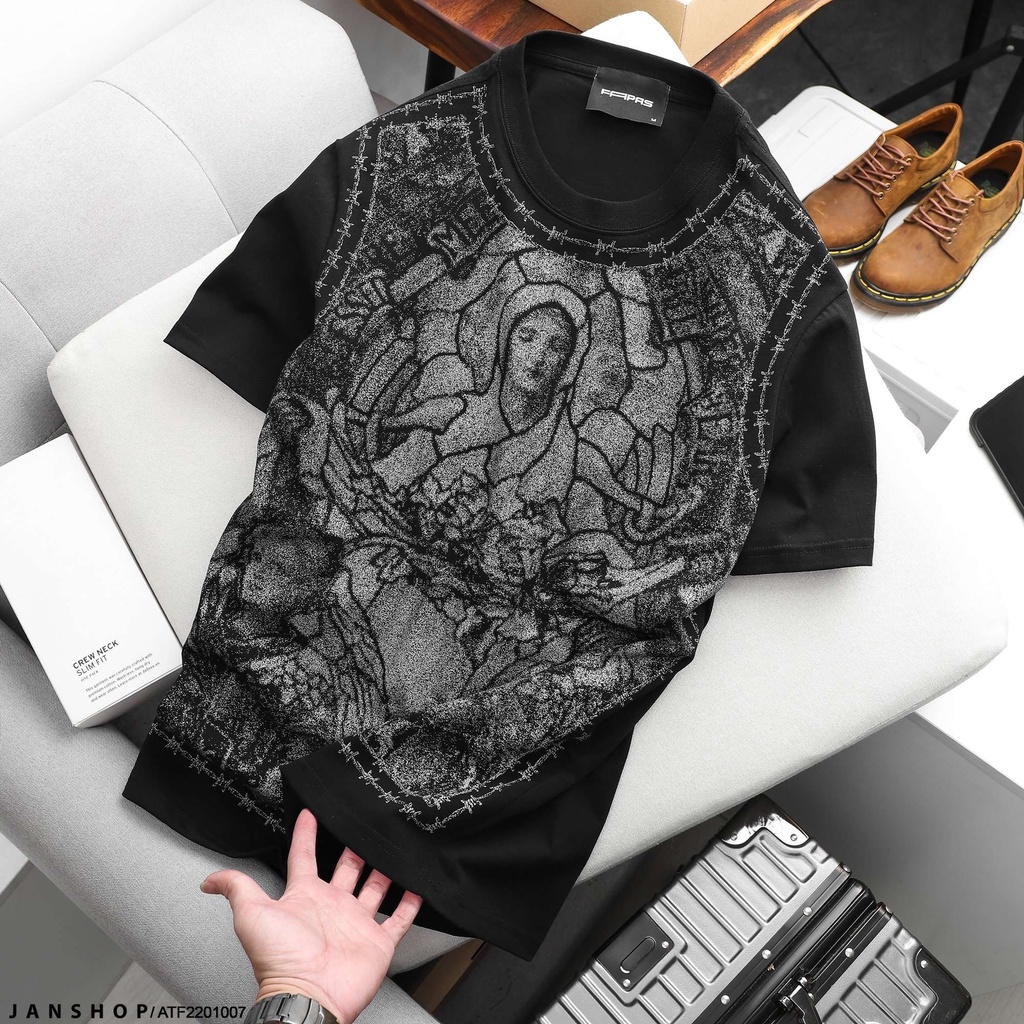 Áo Thun In Hình Mẹ Maria Nổi Bật Với Tone Màu Đen Basic