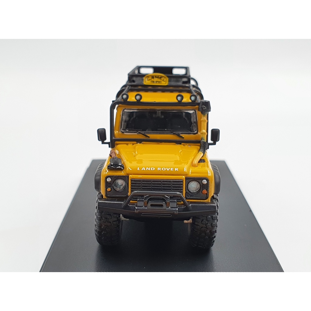 Xe Mô Hình Land Rover Defender 110 1:64 Master (Vàng Phụ kiện)