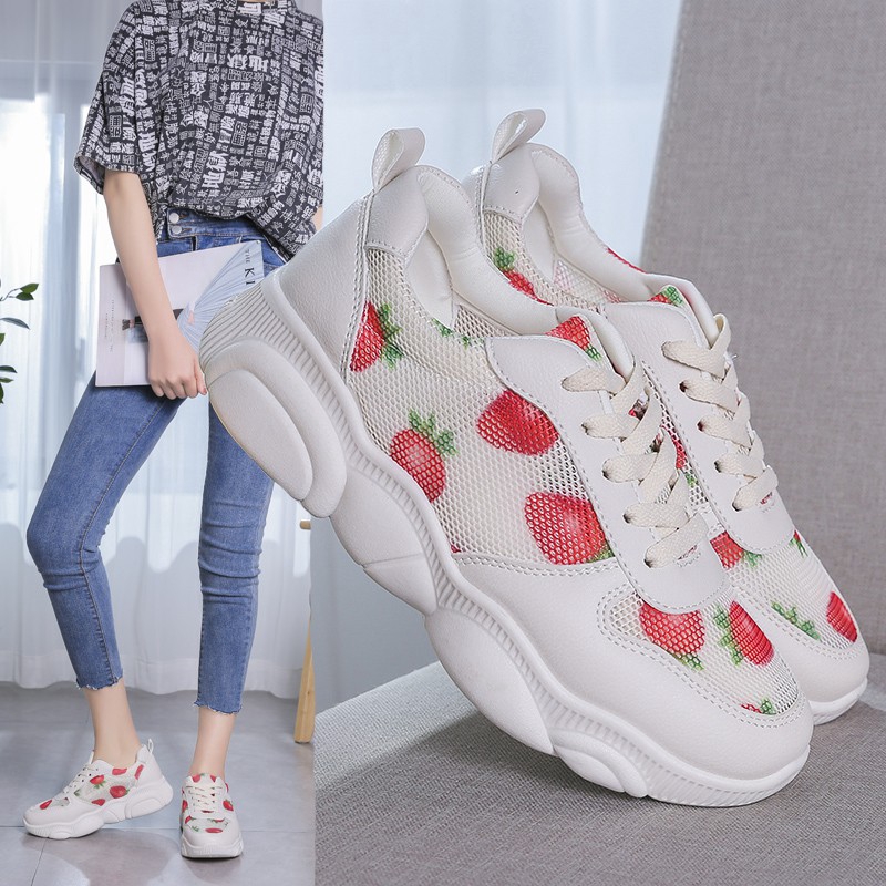 Giày sneaker thoáng khí hình dâu tây cho nữ