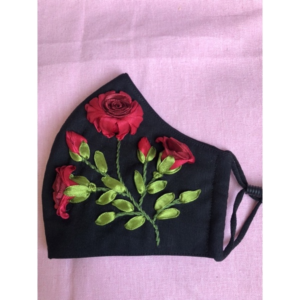 khẩu trang linen thêu ruy băng(có nút điều chỉnh)