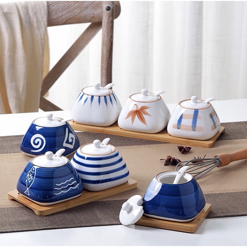 Bộ 3 hũ đựng gia vị bằng sứ kèm khay gỗ và muỗng phong cách Nhật Bản❤️HOT❤️Lọ đựng gia vị họa tiết độc đáo
