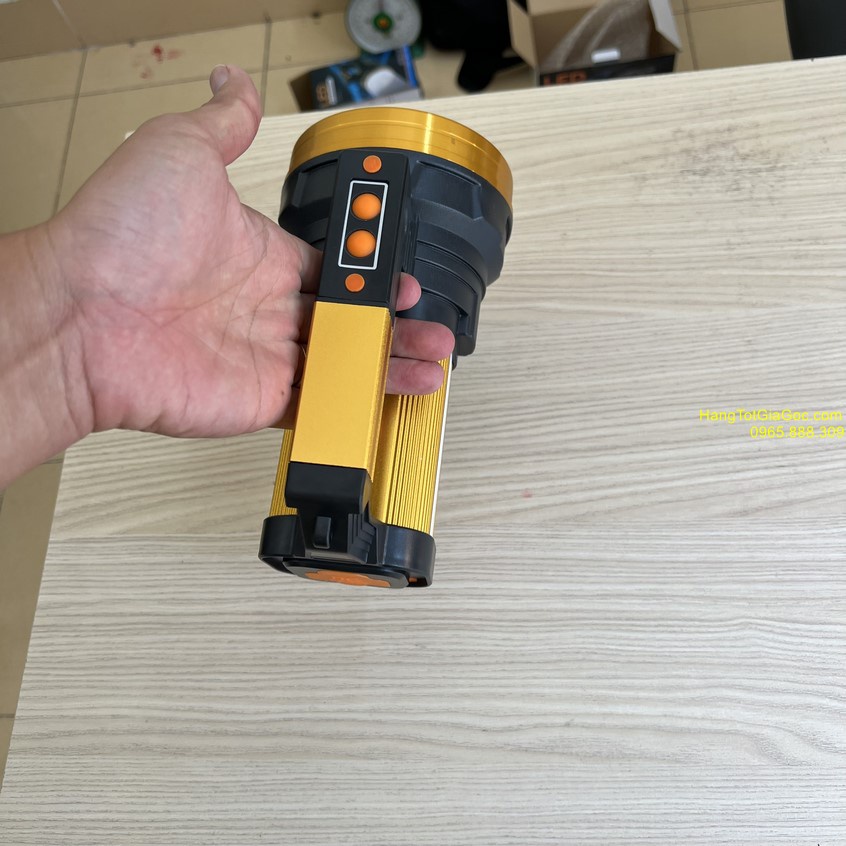 Đèn pin xách tay cao cấp siêu sáng chiếu xa 800m, pin cực khỏe chiếu sáng 16 tiếng, có cổng sạc dự phòng