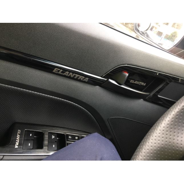 Ốp trang trí các chi tiết tay trong cửa xe Huyndai Elantra 2016 - 2021 titan cao cấp - Giá 1 bộ