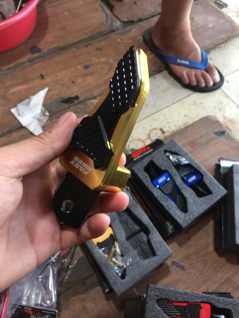 Gác chân bike xe air blade màu vàng