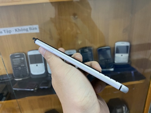 Màn hình điện thoại BlackBerry Key One kèm khung