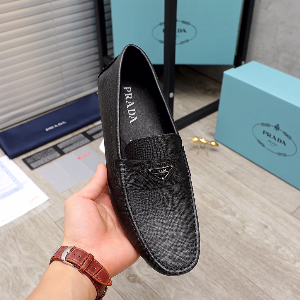 Giày lười nam da thật PRADA thiết kế lịch lãm và nhẹ nhàng mang đến phong cách chững chạc nhưng vẫn rất trẻ trung