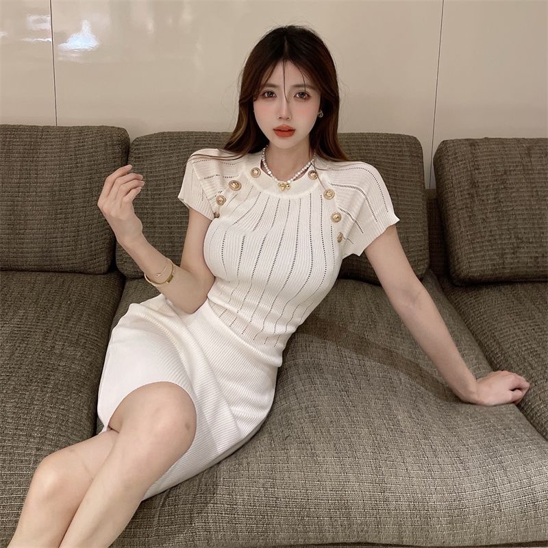 Đầm len body đính nút vai