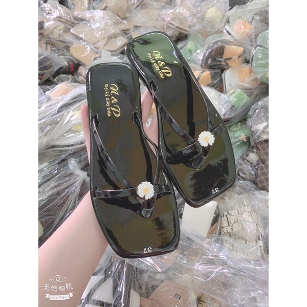dép kẹp 3 dây gắn hoa cúc đầu vuông xịn xò. bao bền đẹp. nắng mưa đều mang được. ( hình tự chụp )