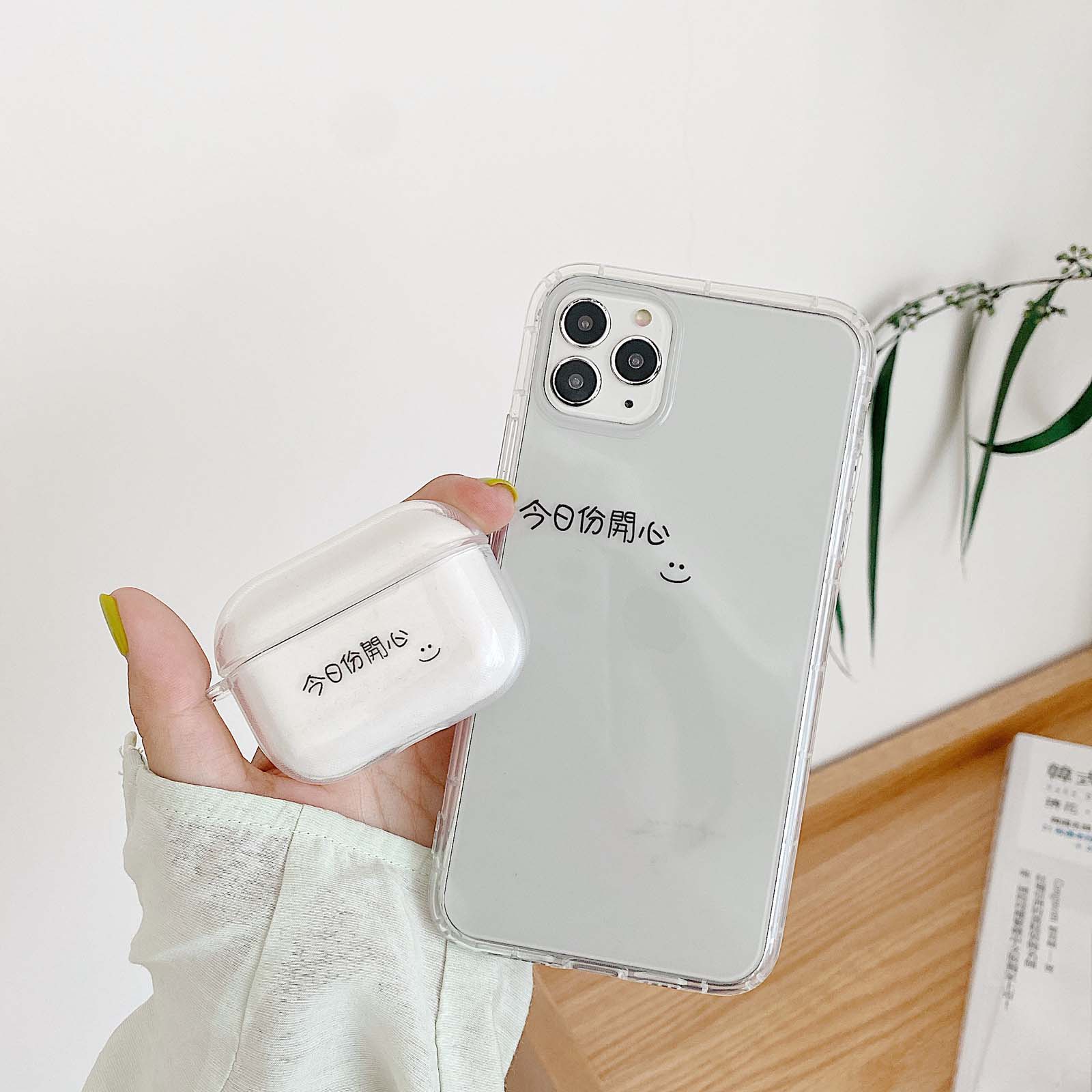 Hộp đựng tai nghe bluetooth bằng nhựa trong suốt họa tiết ký tự cho Apple Airpods 2 | BigBuy360 - bigbuy360.vn