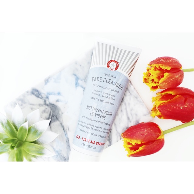Sữa rửa mặt cho da nhạy cảm First Aid Beauty Pure Skin Face Cleanser