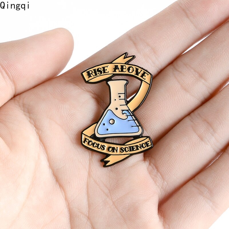 Ghim cài áo Miss Zoe hình bình hóa học độc đáo