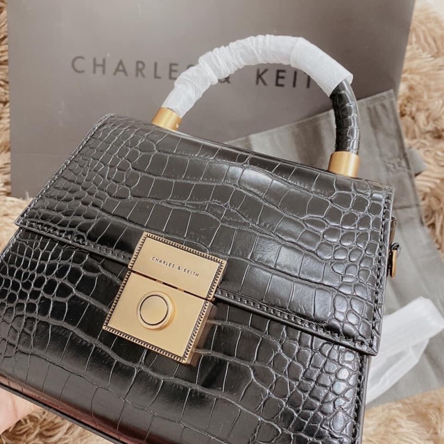 Túi C.K vân rắn quai cầm tay khuy vuông  mẫu mới 2020. Ảnh chụp thật