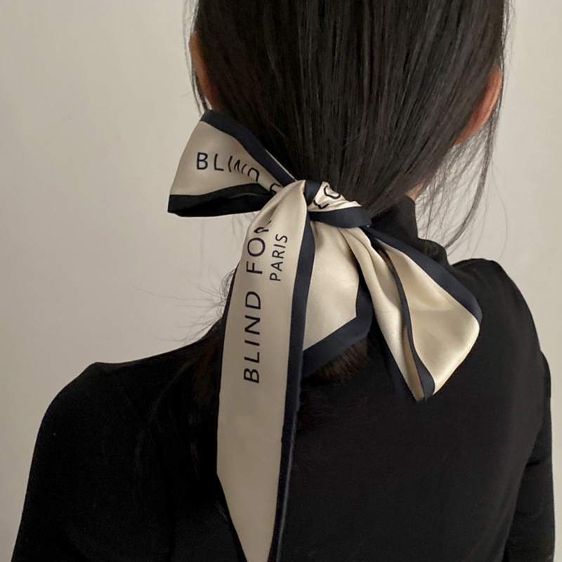 Khăn Satin Dài In Chữ Phối Màu Tương Phản Phong Cách Vintage