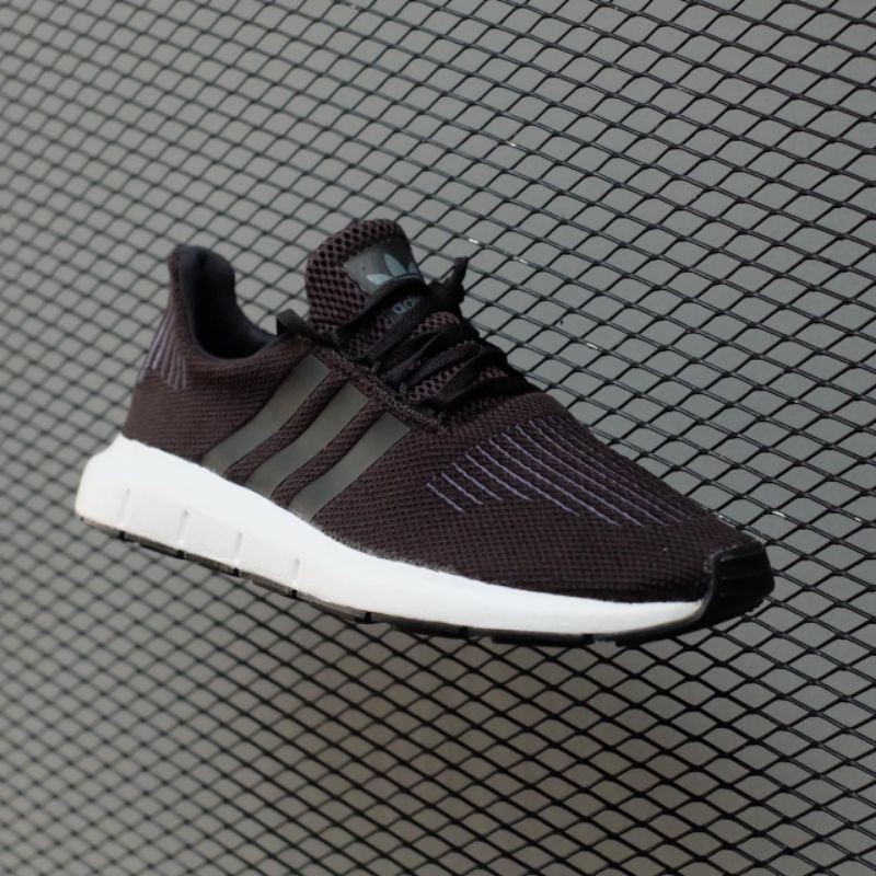 Giày Thể Thao Adidas Swift Run Phối Màu Đen Trắng Cá Tính