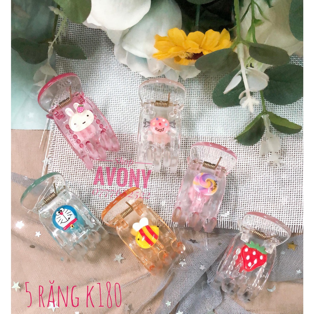 Kẹp càng cua 3 - 5 răng nhựa trong gắn charm bóng nhỏ xinh doremon, ong, kẹo, candy
