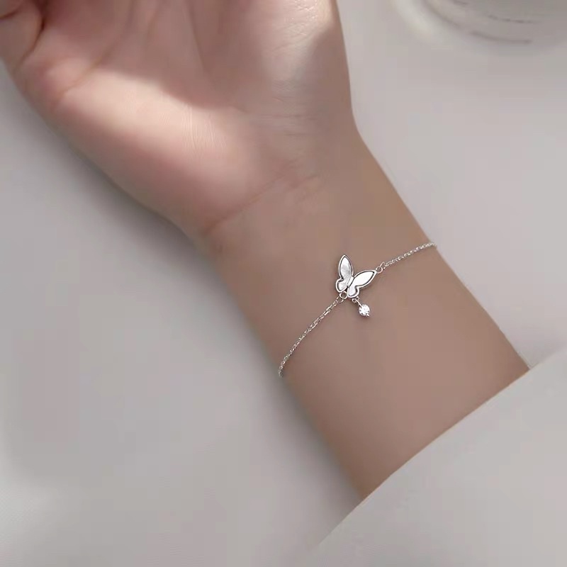 Vòng lắc tay cánh bướm trắng xinh xắn