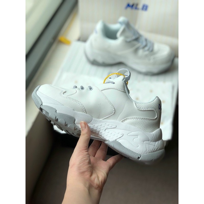 Giày Sneaker trắng in chữ xanh đế cao