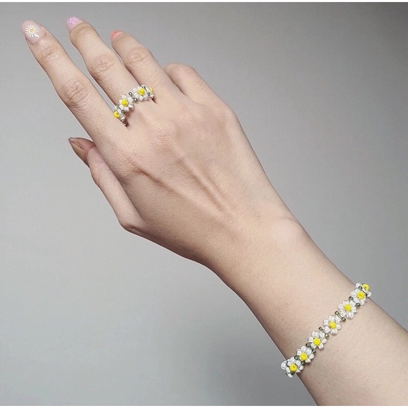 Set vòng tay và nhẫn hạt cườm hình cúc hoạ mi trắng handmade
