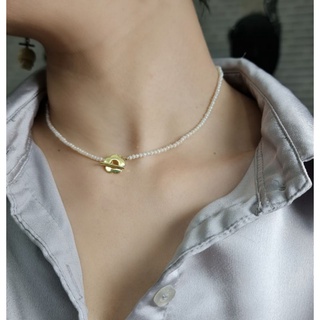 Choker trai nhí khóa hoa bạc mạ vàng.