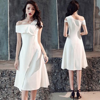 Đầm trắng bèo ngực lệch vai cho người béo mập