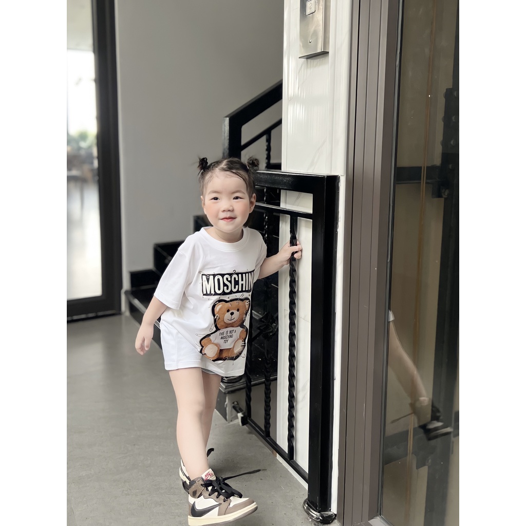 Áo thun tay lỡ moschino ghim băng cho bé , áo thun trẻ em unisex , Kid_genZ