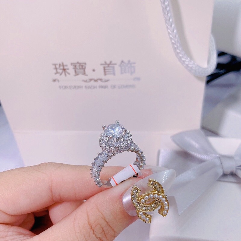 Nhẫn full xoàng đá bagguet siêu sáng xi bạch kim Kami