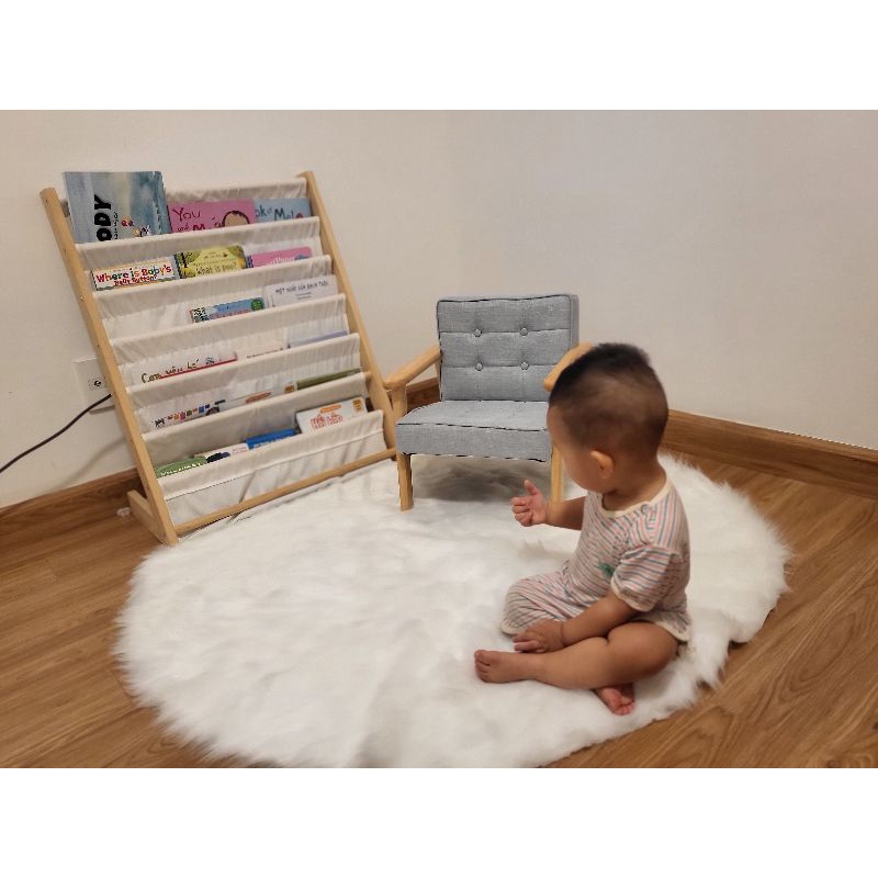 Góc đọc sách cho bé yêu xinh xắn chất lượng với kệ sách 7 tầng và ghế sofa mini làm từ 100% gỗ và vải tự nhiên an toàn