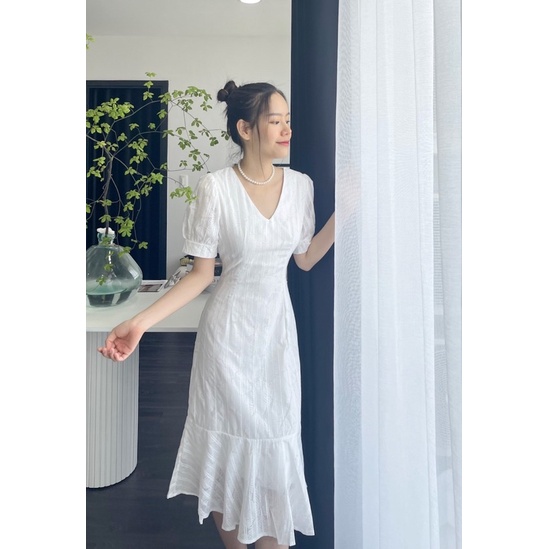Đầm trắng cổ V đuôi cá