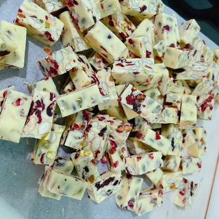 Kẹo Nougat được làm từ các loại hạt healthy siêu bùi, dẻo mềm và bổ dưỡng