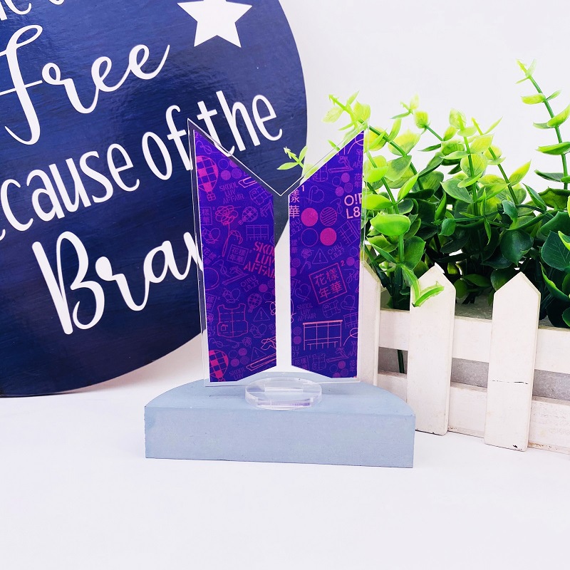 Đế trưng bày bằng acrylic hai mặt in hình BTS album mới trang trí để bàn