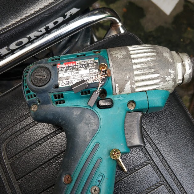 NSV cặp Than bình dân TH808 chuyên dùng cho các đời máy cao cấp ryobi , makita , hitachi , bosch ...