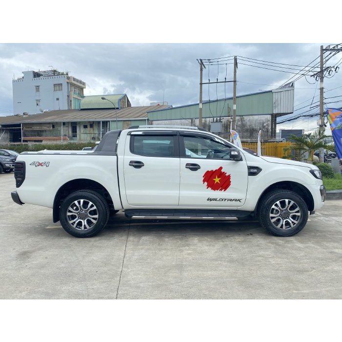 Tem ô tô hình cờ Việt Nam, Decal miếng dán skin xe hơi sử dụng cho car Hyundai, Kia, Toyota, Mercedes, Ford LUXSKEEN