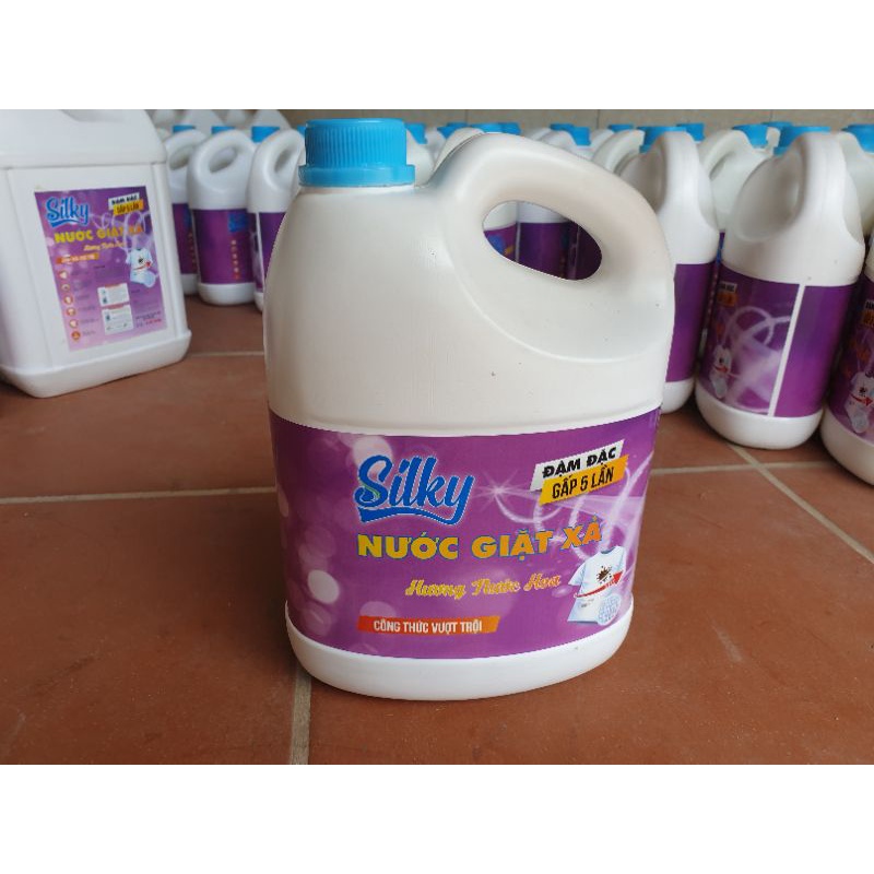 Nước giặt xả SILKY 2 trong 1 đánh bay vết bẩn, lưu hương suốt ngày dài. Dung tích 3000ml