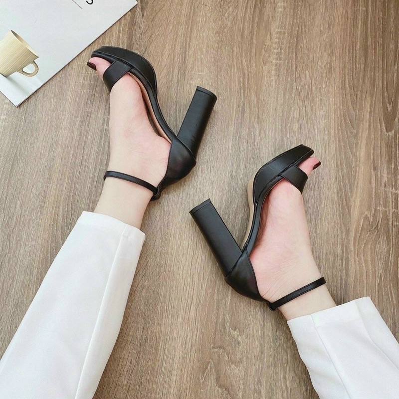 Sandal gót trụ 9cm dành cho cô dâu nè, đúp đế 2cm đi ko hề dốc. Cô dâu đi e này vừa nâng chiều cao vừa vững chân nhé