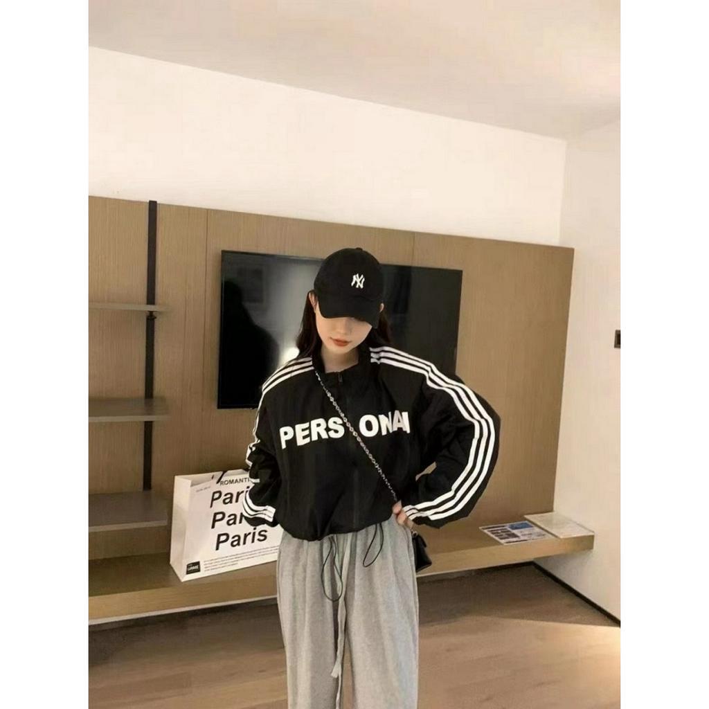 Áo Khoác Dù Nữ Form Croptop Chạy 3 Sọc Tay Và In Chữ Trước Mẫu Mới - ĐĂNG QUANG CLOTHER