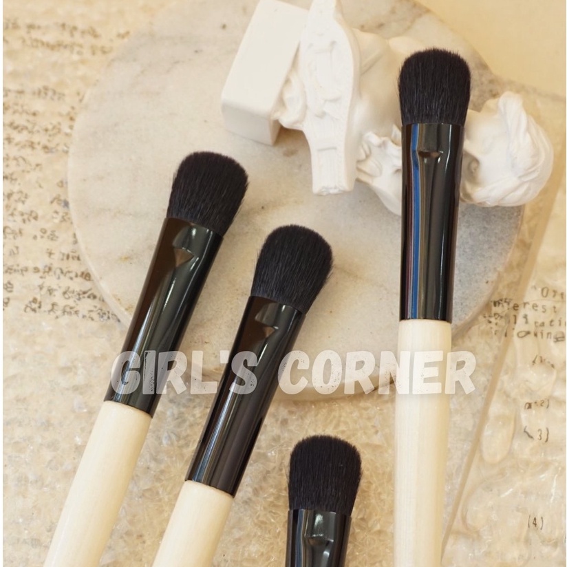 Cọ tán bầu mắt Bobbi Eye Sweep