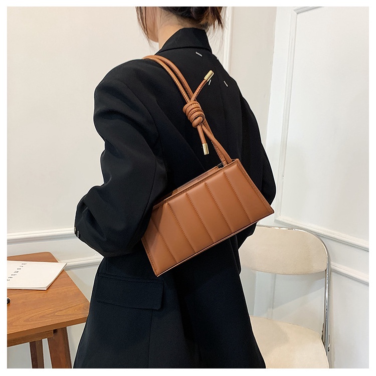 Túi đeo chéo thanh lịch cho nữ Retro fashion/black red brown three colors available IELGY