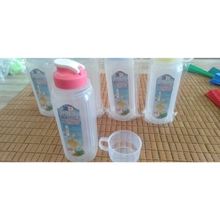 Bình đựng nước PP 1400ml kèm ly.