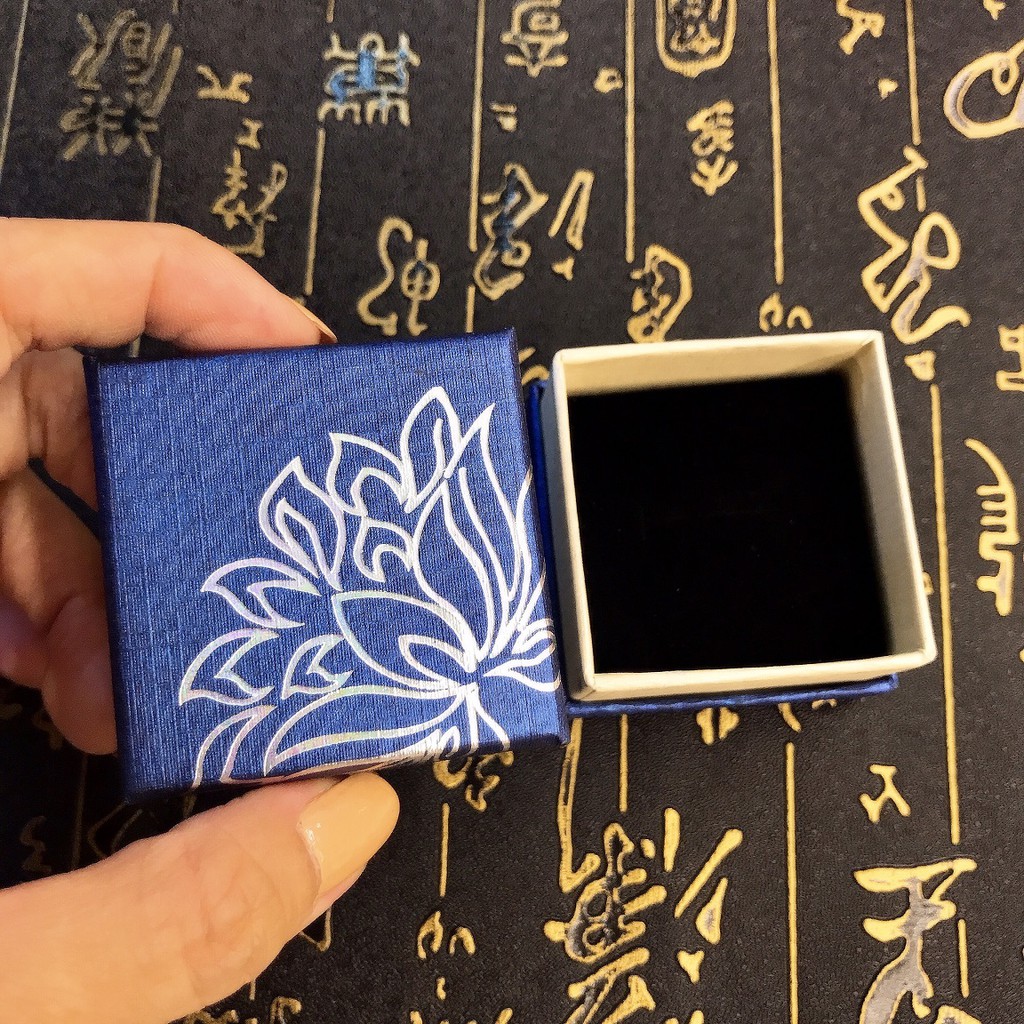 hộp đựng nhẫn đựng bông tai in hình hoa sen cao cấp size 4,5x4,5x3,5cm