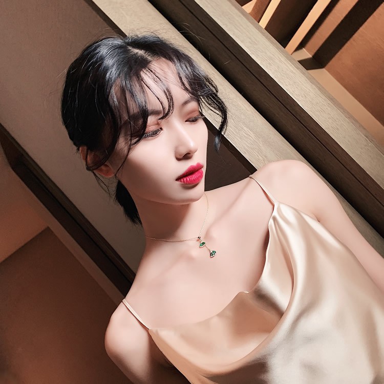 Korean Version of the retro baroque classic emerald necklace, đá gemstone và sparkling diamond necklace, highend luxury goddess clavicle chain necklace