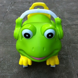 Ếch xanh bơi chân phát nhạc.