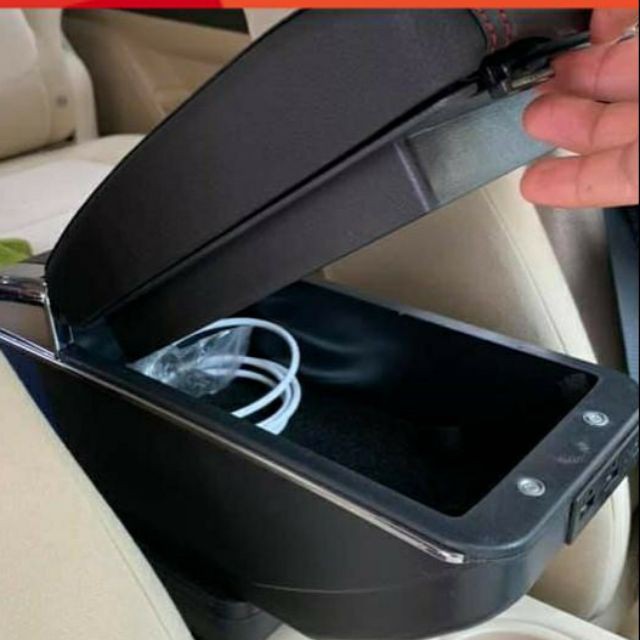 Hộp tỳ tay theo xe Xpander màu đen có cổng cắm USB-hàng cắm cốc.