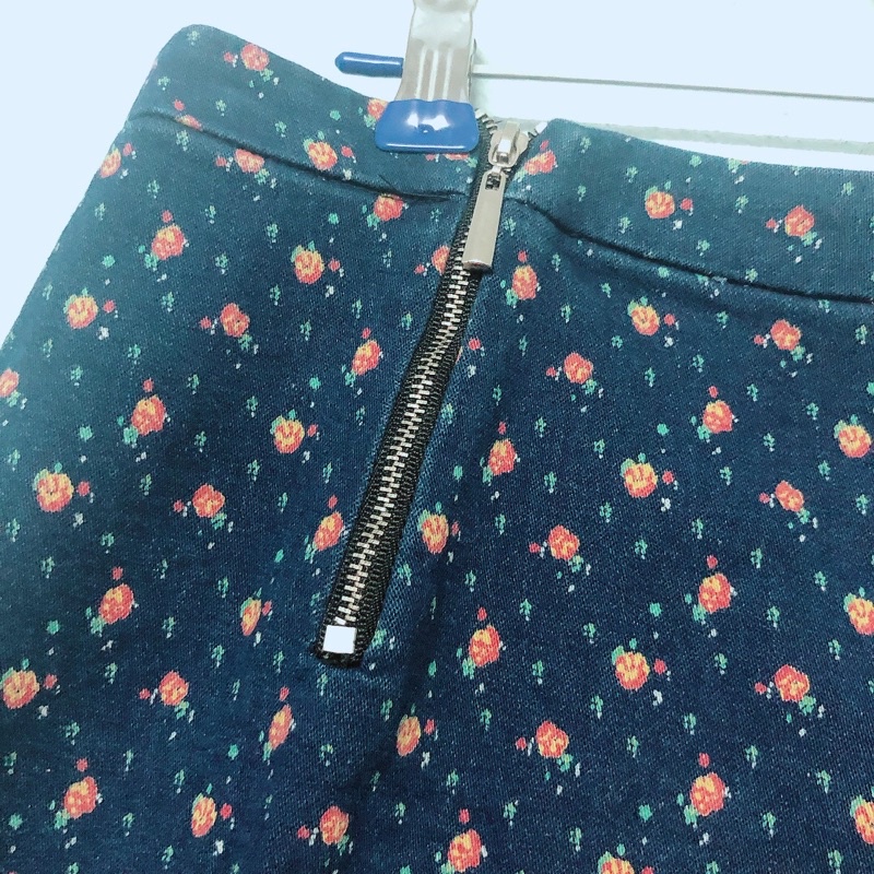 Pass chân váy hoa denim