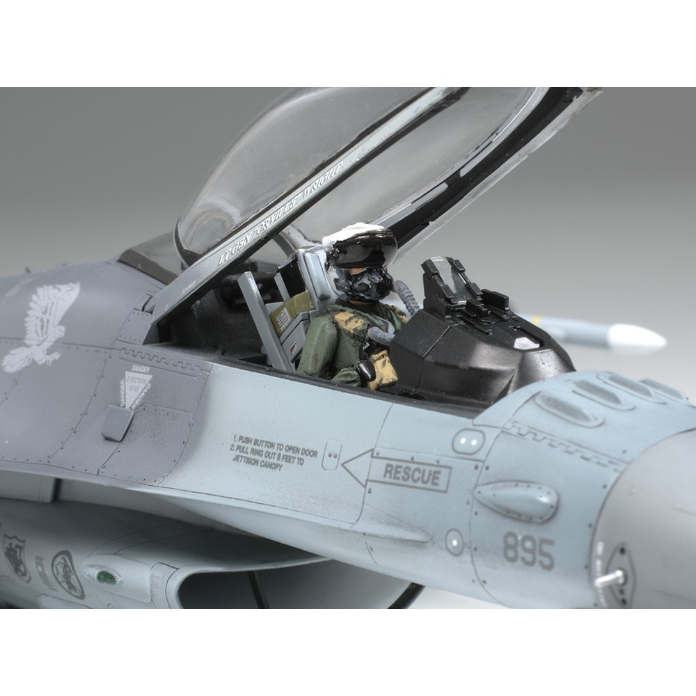 61098 Mô hình máy bay quân sự 1/48 SCALE LOCKHEED MARTINTM F-16CJ [BLOCK 50] FIGHTING FALCONR  - GDC