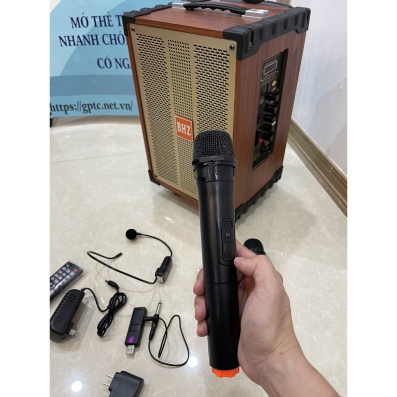 Loa kéo di động BHZ1800 kèm 2 micro cầm tay và 1 mic đeo tai không dây