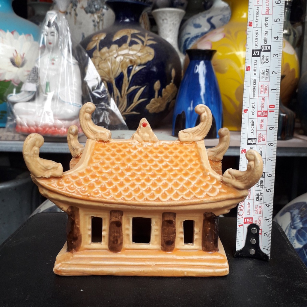 Mô hình chùa tiểu cảnh Bắc Bộ mini men sứ vàng gốm sứ Bát Tràng , kích thước 11x11x10cm