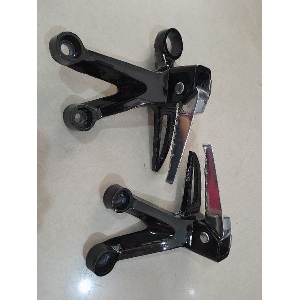 Cặp gác chân xếp nhôm cnc kiểu Raider gắn cho Ex 135 ,150 (phải có sẳn pát chế) màu đen.