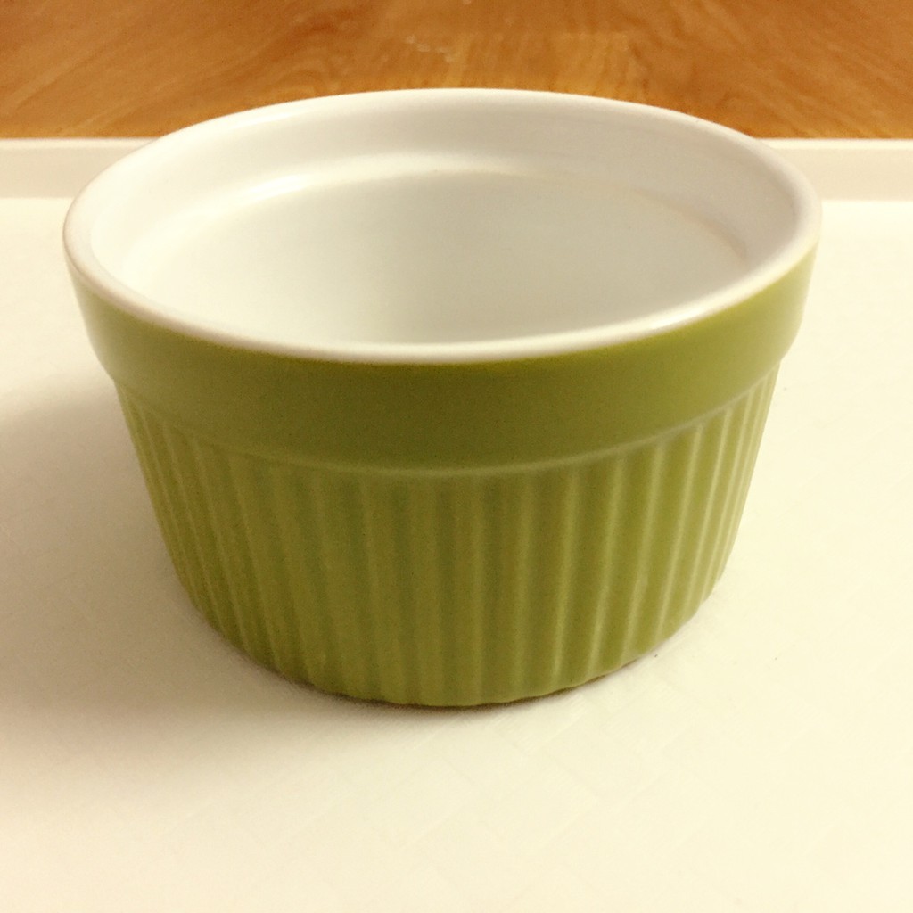 Giáo cụ Montessori - Thố sứ xanh lá dùng thực hành Montessori