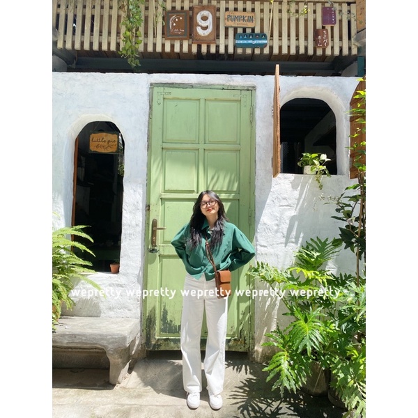 Áo sơmi nữ cách điệu màu trắng và xanh cổ vịt xẻ vạt phía sau phối cùng quần jeans-âu Wepretty Clothes | BigBuy360 - bigbuy360.vn